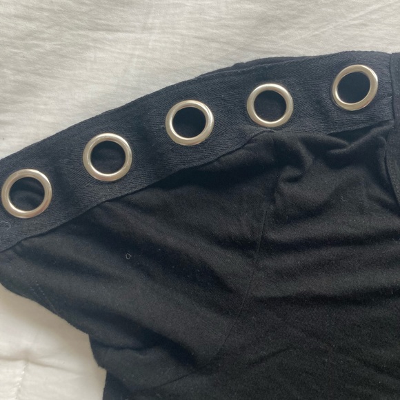 Emma & Sam crop-top with grommet details - Picture 3 of 3